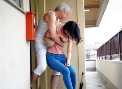 Cô vợ trẻ của con trai bị bố chồng già cưỡng bức