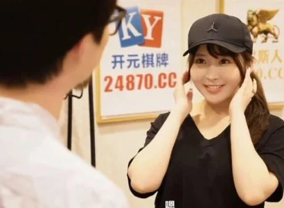 Em nhân viên giao hàng dễ tính khi nhận hàng