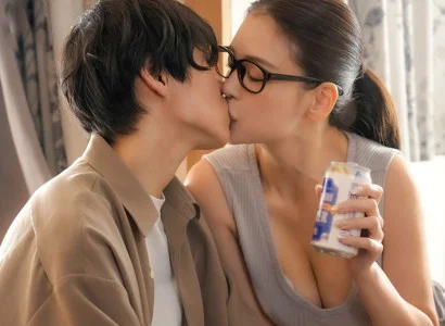 Chàng trai phát hiện bị cắm sừng được chị hàng xóm an ủi trong lúc buồn