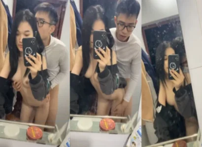 Hai sinh viên trẻ cùng làm tình với nhau trước gương