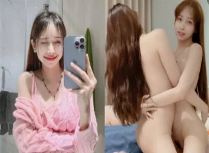 Lâm Thái Vy và người bạn gái thân móc bím trên phát trực tiếp