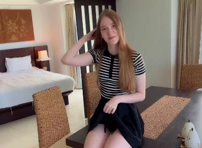 Người đàn ông đi lẻ tán tỉnh lễ tân để chịch