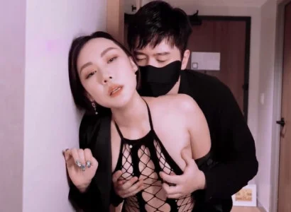 Người vợ bán thân cho sếp để trả món nợ của chồng