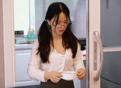 Cô em bị cha dượng thịt