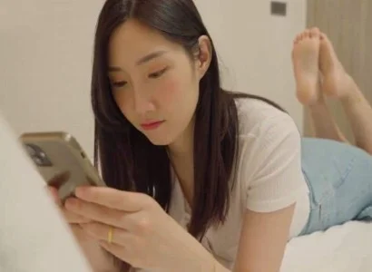 Người đàn bà lén lút với anh nhân viên giao hàng