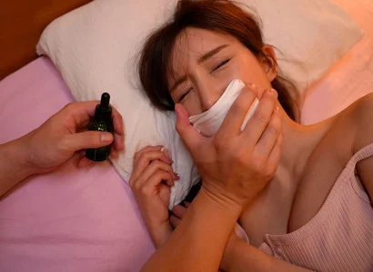 Tôi dùng thuốc mê để làm cô em họ xinh đẹp mất ý thức rồi quan hệ